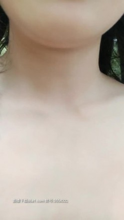 野战正规军，颜值骚货的户外，不过人不草逼，全程露脸人来人往的小道上在三轮大爷的目视下后入抽插，口爆吞精 截图13