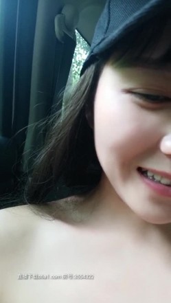 野战正规军，颜值骚货的户外，不过人不草逼，全程露脸人来人往的小道上在三轮大爷的目视下后入抽插，口爆吞精 截图15