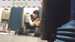 男扮女装淡定坑神国产无门女公厕当面对着拍有年轻漂亮美女有良家少妇有熟女多个年龄段 截图1