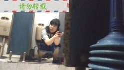 男扮女装淡定坑神国产无门女公厕当面对着拍有年轻漂亮美女有良家少妇有熟女多个年龄段 截图2