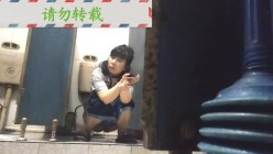 男扮女装淡定坑神国产无门女公厕当面对着拍有年轻漂亮美女有良家少妇有熟女多个年龄段 截图3