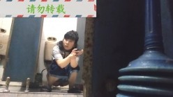 男扮女装淡定坑神国产无门女公厕当面对着拍有年轻漂亮美女有良家少妇有熟女多个年龄段 截图5