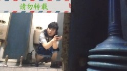 男扮女装淡定坑神国产无门女公厕当面对着拍有年轻漂亮美女有良家少妇有熟女多个年龄段 截图6