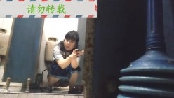 男扮女装淡定坑神国产无门女公厕当面对着拍有年轻漂亮美女有良家少妇有熟女多个年龄段 截图7