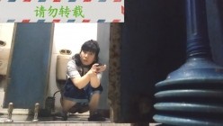 男扮女装淡定坑神国产无门女公厕当面对着拍有年轻漂亮美女有良家少妇有熟女多个年龄段 截图9