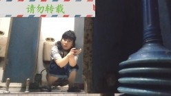 男扮女装淡定坑神国产无门女公厕当面对着拍有年轻漂亮美女有良家少妇有熟女多个年龄段 截图10