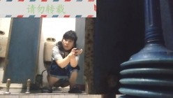 男扮女装淡定坑神国产无门女公厕当面对着拍有年轻漂亮美女有良家少妇有熟女多个年龄段 截图11
