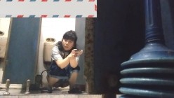 男扮女装淡定坑神国产无门女公厕当面对着拍有年轻漂亮美女有良家少妇有熟女多个年龄段 截图12