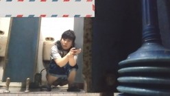 男扮女装淡定坑神国产无门女公厕当面对着拍有年轻漂亮美女有良家少妇有熟女多个年龄段 截图13