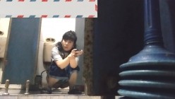 男扮女装淡定坑神国产无门女公厕当面对着拍有年轻漂亮美女有良家少妇有熟女多个年龄段 截图14