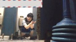 男扮女装淡定坑神国产无门女公厕当面对着拍有年轻漂亮美女有良家少妇有熟女多个年龄段 截图15