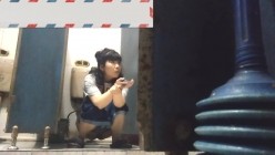 男扮女装淡定坑神国产无门女公厕当面对着拍有年轻漂亮美女有良家少妇有熟女多个年龄段 截图16
