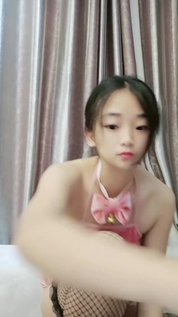 贵州遵义18岁学生妹 小浪猫 ，娇小玲珑，小脸蛋，拥有不可小觑的大奶，揉奶发骚淫叫，吃肉棒诱惑！ 截图4