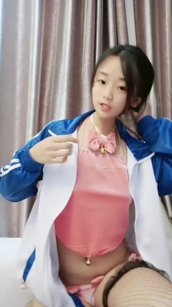 贵州遵义18岁学生妹 小浪猫 ，娇小玲珑，小脸蛋，拥有不可小觑的大奶，揉奶发骚淫叫，吃肉棒诱惑！ 截图8