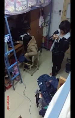 妹子出卖偷拍室友在宿舍换衣服裸睡 有时候还明目张胆的拍 截图13