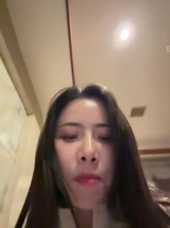 ️逆天户外主播【qingqing-ss】高颜值长腿丝袜、公园、商场餐厅大胆当着路人面裸露自慰 截图5