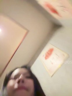 ️逆天户外主播【qingqing-ss】高颜值长腿丝袜、公园、商场餐厅大胆当着路人面裸露自慰 截图11