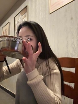 ️逆天户外主播【qingqing-ss】高颜值长腿丝袜、公园、商场餐厅大胆当着路人面裸露自慰 截图16
