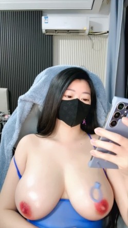超级天然巨乳，女神级骚姐姐【最爱喝奶茶】下海福利，动感甩奶舞 截图2