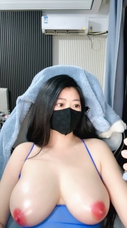 超级天然巨乳，女神级骚姐姐【最爱喝奶茶】下海福利，动感甩奶舞 截图4
