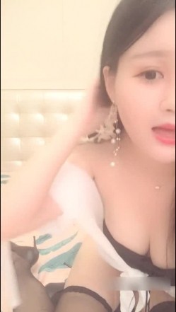高颜值骚货 在床上露奶露逼诱惑秀 跳蛋塞穴震动自慰 截图3