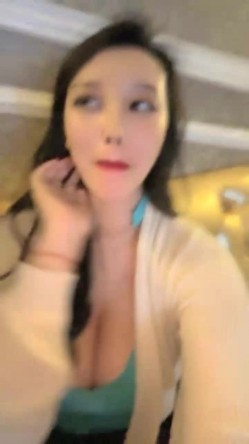 震撼【178小宝贝】一行人到KTV，绿帽男友 在旁辅助，厕所内让富豪狂操女友 富豪的世界 简单又 截图1