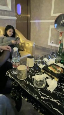 震撼【178小宝贝】一行人到KTV，绿帽男友 在旁辅助，厕所内让富豪狂操女友 富豪的世界 简单又 截图2