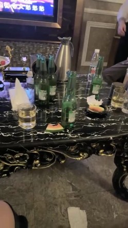 震撼【178小宝贝】一行人到KTV，绿帽男友 在旁辅助，厕所内让富豪狂操女友 富豪的世界 简单又 截图3