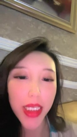 震撼【178小宝贝】一行人到KTV，绿帽男友 在旁辅助，厕所内让富豪狂操女友 富豪的世界 简单又 截图4