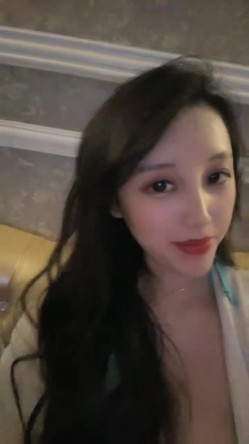 震撼【178小宝贝】一行人到KTV，绿帽男友 在旁辅助，厕所内让富豪狂操女友 富豪的世界 简单又 截图5