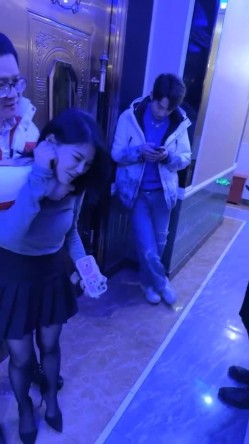 震撼【178小宝贝】一行人到KTV，绿帽男友 在旁辅助，厕所内让富豪狂操女友 富豪的世界 简单又 截图7