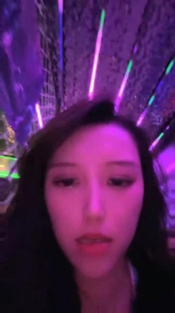 震撼【178小宝贝】一行人到KTV，绿帽男友 在旁辅助，厕所内让富豪狂操女友 富豪的世界 简单又 截图8