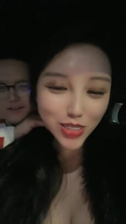 震撼【178小宝贝】一行人到KTV，绿帽男友 在旁辅助，厕所内让富豪狂操女友 富豪的世界 简单又 截图10