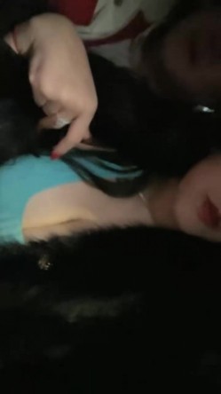 震撼【178小宝贝】一行人到KTV，绿帽男友 在旁辅助，厕所内让富豪狂操女友 富豪的世界 简单又 截图11