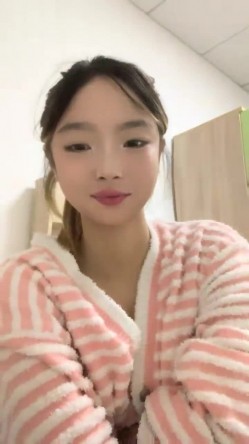 灌醉18岁的学生妹，【小乖7】，几瓶啤酒就喝醉了，被操了，娇喘喊着~快~快~快，清新小妹子被疯狂蹂躏，推荐 截图2