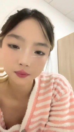 灌醉18岁的学生妹，【小乖7】，几瓶啤酒就喝醉了，被操了，娇喘喊着~快~快~快，清新小妹子被疯狂蹂躏，推荐 截图3