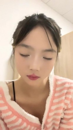 灌醉18岁的学生妹，【小乖7】，几瓶啤酒就喝醉了，被操了，娇喘喊着~快~快~快，清新小妹子被疯狂蹂躏，推荐 截图5