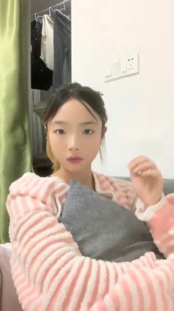 灌醉18岁的学生妹，【小乖7】，几瓶啤酒就喝醉了，被操了，娇喘喊着~快~快~快，清新小妹子被疯狂蹂躏，推荐 截图11