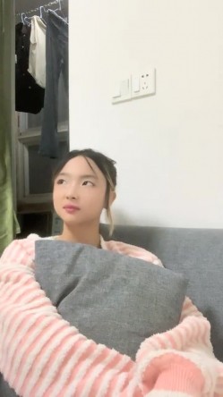 灌醉18岁的学生妹，【小乖7】，几瓶啤酒就喝醉了，被操了，娇喘喊着~快~快~快，清新小妹子被疯狂蹂躏，推荐 截图12