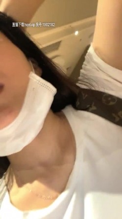 最新1源录制（你好迷人）一姐深夜炸街勾搭的士司机车震+勾搭酒吧少爷公厕啪啪 截图2