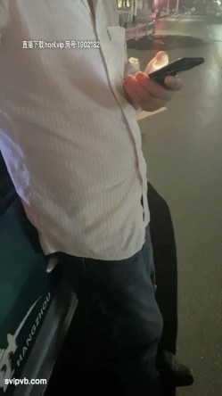 最新1源录制（你好迷人）一姐深夜炸街勾搭的士司机车震+勾搭酒吧少爷公厕啪啪 截图3