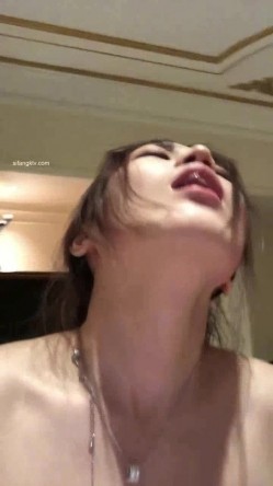 露脸才是王道！颜值天花板极品身材某航空姐工作期间是女神下班就成为金主母狗各种淫乱自拍很反差 截图15