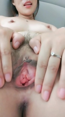 说话嗲嗲的妹子，相貌姣好露脸巨乳妹子全裸自慰特写极品粉穴洞洞很特别里面肉芽很多 截图15