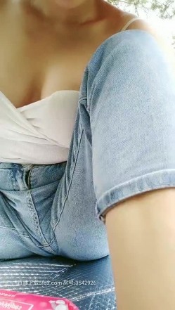 阳光明媚迷情小树林，身材不错的小奶猫跟大哥户外激情，摸着奶子抠着逼水多直接上位，爆草抽插大奶子乱晃 截图2