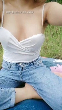 阳光明媚迷情小树林，身材不错的小奶猫跟大哥户外激情，摸着奶子抠着逼水多直接上位，爆草抽插大奶子乱晃 截图8