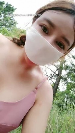 阳光明媚迷情小树林，身材不错的小奶猫跟大哥户外激情，摸着奶子抠着逼水多直接上位，爆草抽插大奶子乱晃 截图9