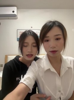 ️清纯主播【202509yoyo】表姐带着表妹下海直播、在线教口活、练习做爱姿势 截图8