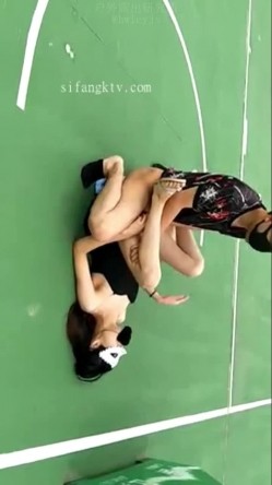 腰部以下全是腿 江苏某学校操场全裸露出 尤物操场被操户外露出啪啪强制口爆极其淫荡 截图11
