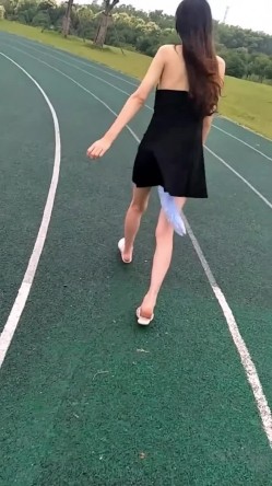 腰部以下全是腿 江苏某学校操场全裸露出 尤物操场被操户外露出啪啪强制口爆极其淫荡 截图14