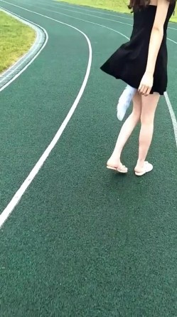 腰部以下全是腿 江苏某学校操场全裸露出 尤物操场被操户外露出啪啪强制口爆极其淫荡 截图15